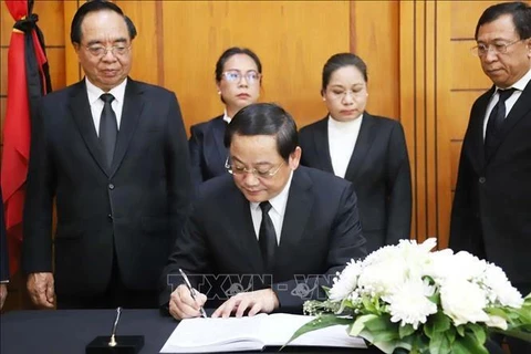 Dirigentes extranjeros firman libros de condolencias por deceso del secretario general Nguyen Phu Trong