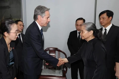 El secretario de Estado de Estados Unidos, Antony Blinken, expresa sus condolencias a la esposa del secretario general del Partido, Nguyen Phu Trong, Ngo Thi Man (derecha) (Foto: VNA)