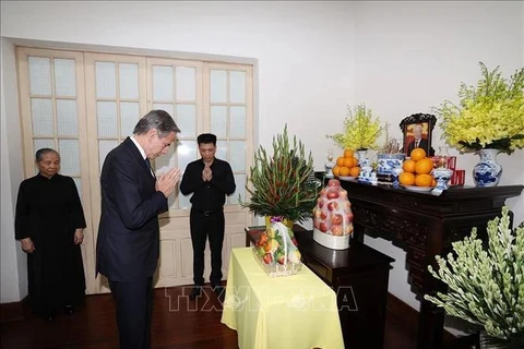 El secretario de Estado de Estados Unidos, Antony Blinken, ofrece incienso en homenaje al secretario general del Comité Central del Partido Comunista de Vietnam, Nguyen Phu Trong. (Foto: VNA)