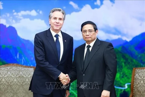 El primer ministro Pham Minh Chinh (derecha) recibe al secretario de Estado de Estados Unidos, Antony Blinken. (Foto: VNA)