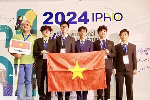 Estudiantes vietnamitas ganan dos medallas de oro y tres de plata en la Olimpiada Internacional de Física de 2024. (Foto: VNA)