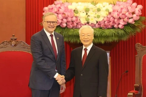 El secretario general del Partido Comunista, Nguyen Phu Trong (derecha), recibe al primer ministro australiano, Anthony Albanese (Foto: VNA)