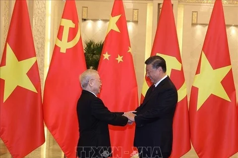 El secretario general del Comité Central del Partido Comunista de Vietnam, Nguyen Phu Trong (izq.), se reúne con su homólogo chino, Xi Jinping, en Beijing el 31 de octubre de 2022 (Foto: VNA)