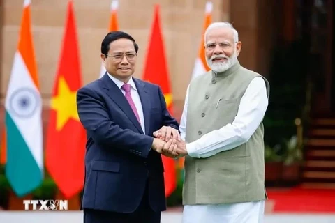 El primer ministro Pham Minh Chinh (izq.) y su homólogo indio, Narendra Modi (Foto: VNA)