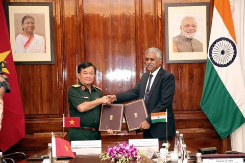 El viceministro de Defensa de Vietnam Hoang Xuan Chien y el secretario de Defensa de la India, Shri Giridhar Aramane firmaron una carta de intención sobre cooperación de defensa. (Fuente: VNA)