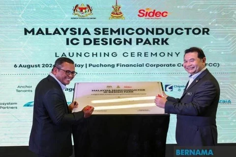 El ministro de Economía de Malasia, Rafizi Ramli (derecha), en la ceremonia de inauguración del Parque de Diseño de Circuitos Integrados de Semiconductores del país en Puchong el 6 de agosto. (Foto: Bernama)