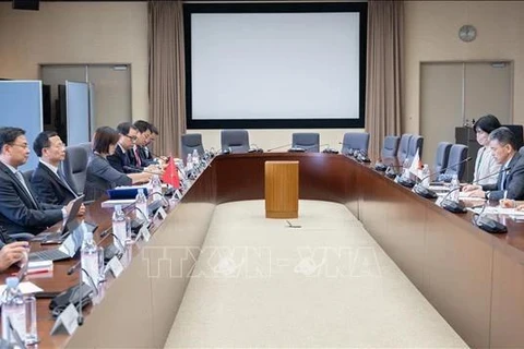 En la reunión de trabajo entre el Ministro de Información y Comunicaciones, Nguyen Manh Hung, y el ministro de Estado de Economía, Comercio e Industria de Japón, Kozuki Ryosuke. (Foto: VNA)