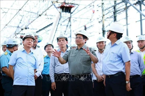 El primer ministro Pham Minh Chinh examina la construcción de la Terminal T3 del Aeropuerto Internacional de Tan Son Nhat en Ciudad Ho Chi Minh el 10 de agosto. (Foto: VNA)