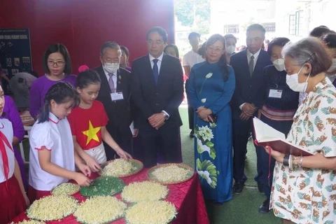 La princesa tailandesa Maha Chakri Sirindhorn y una delegación real tailandesa visitan la escuela primaria Nam Cuong en la provincia de Lao Cai, el 14 de agosto (Foto: VNA)