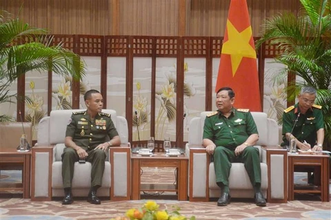 El subjefe del Estado Mayor General del Ejército Popular de Vietnam, coronel general Huynh Chien Thang, recibió a una delegación del Centro de Estudios de Estrategia Militar bajo el Comando General de las Fuerzas Armadas Reales de Camboya encabezada por su director, el general Kim Vanna. (Fuente: VNA)