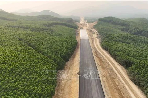 Un tramo de la autopista Norte-Sur que cruza la provincia de Ha Tinh. (Foto: VNA)