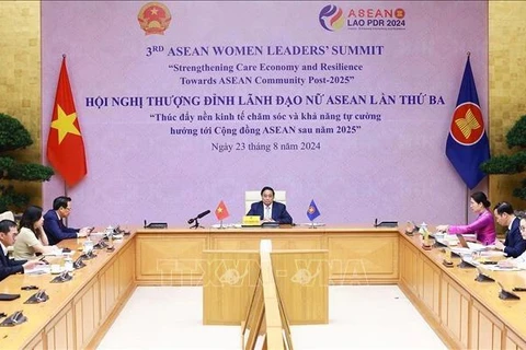 El primer ministro Pham Minh Chinh asiste y pronuncia un discurso en la tercera Cumbre de Mujeres Líderes de la ASEAN por videoconferencia (Foto: VNA)