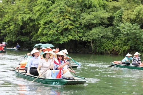 La presidenta del Senado australiano, Sue Lines (con una bufanda) y la vicepresidenta de la Asamblea Nacional, Nguyen Thi Thanh, visitan el sitio de ecoturismo de Trang An en la provincia de Ninh Binh (Foto: VNA)