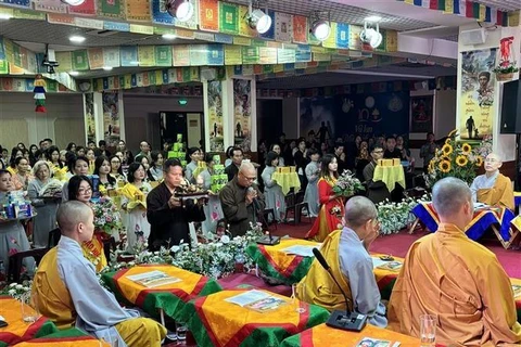 Los seguidores budistas asisten al Festival Vu Lan en Moscú, Rusia. (Foto: VNA)