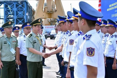 El general de división Liu Houjie (segundo desde la izquierda, primer plano), comisario político adjunto de la Guardia Costera de China, visita el barco 8004 del Escuadrón 11 del Comando de la Región 1 de la Guardia Costera de Vietnam. (Foto: VNA)