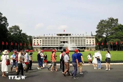 La gente visita el Palacio de la Independencia en Ciudad Ho Chi Minh con motivo del Día Nacional. (Foto: VNA)