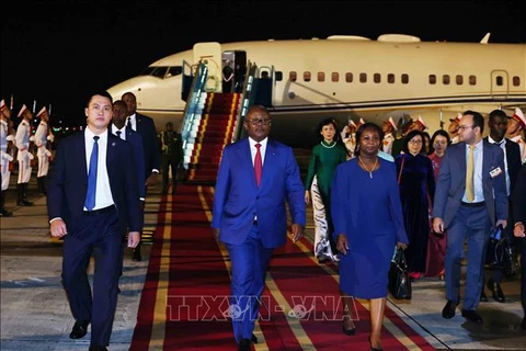 Ceremonia de bienvenida al presidente de la República de Guinea-Bissau, Umaro Sissoco Embaló, y su esposa, en el aeropuerto de Noi Bai. (Foto: VNA)