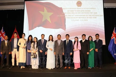 Los participantes posan para una foto de grupo en la ceremonia (Foto: VNA)