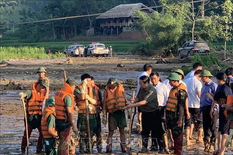 El primer ministro Pham Minh Chinh durante su inspección sobre el terreno de la operación de búsqueda y rescate en la aldea Lang Nu de la provincia de Lao Cai, que fue golpeada por un devastador deslizamiento de tierra que sepultó 37 viviendas y dejó 95 personas muertas o desaparecidas. (Foto: VNA)