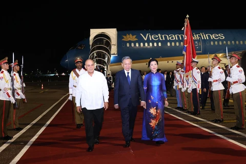 El miembro del Buró Político y miembro permanente del Secretariado del Partido Comunista de Cuba, Roberto Morales Ojeda, recibe al secretario general del Partido Comunista de Vietnam y presidente del país, To Lam, y su esposa en el Aeropuerto Internacional José Martí de La Habana. (Foto: VNA)