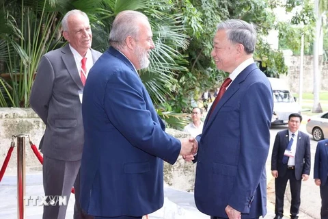 El secretario general del Comité Central del Partido Comunista de Vietnam y presidente del país, To Lam (derecha), se reúne con el primer ministro cubano, Manuel Marrero Cruz, en La Habana el 26 de septiembre. (Foto: VNA)