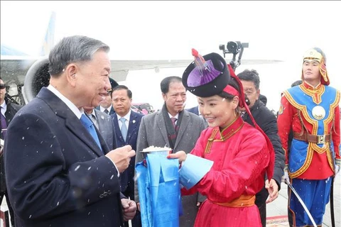 La ceremonia de bienvenida al secretario general del Partido Comunista de Vietnam y presidente del país, To Lam, en el aeropuerto internacional de Chinggis Khaan (Fuente:VNA)