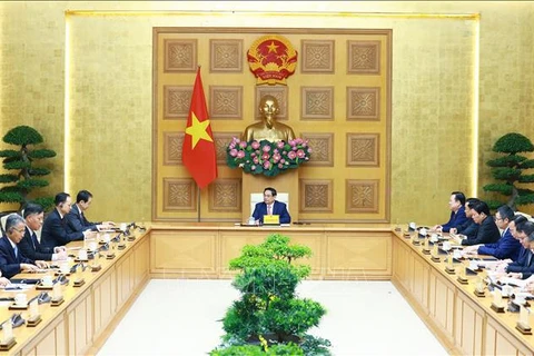 El primer ministro Pham Minh Chinh recibe al nuevo embajador de China, He Wei. (Fuente: VNA)