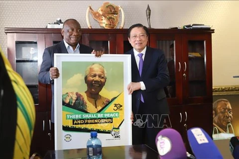 El titular del partido ANC y presidente sudafricano Cyril Ramaphosa (izquierda), entregó un recuerdo a Phan Dinh Trac en la sede del Partido. (Fuente: VNA)