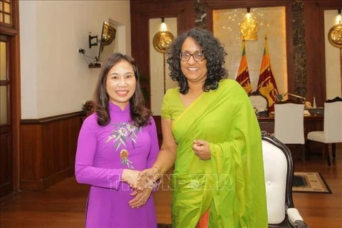 La embajadora de Vietnam en Sri Lanka, Trinh Thi Tam (izq.), y la primera ministra de Sri Lanka, Harini Amarasuriya, en su reunión del 3 de octubre (Foto: VNA)