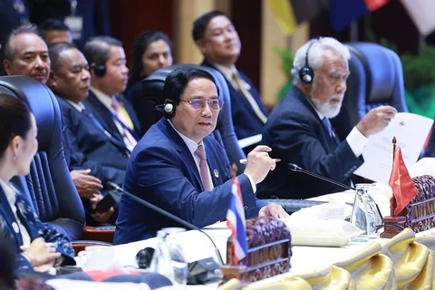 El primer ministro Pham Minh Chinh habla en la sesión plenaria de la 44ª Cumbre de la ASEAN en Vientiane el 9 de octubre. (Foto: VNA)