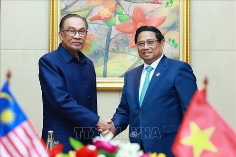 El primer ministro Pham Minh Chinh (derecha) y su homólogo malasio Anwar Ibrahim en su reunión en Vientiane el 10 de octubre. (Foto: VNA)