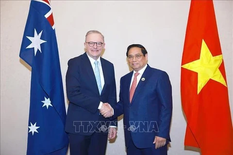 El primer ministro vietnamita, Pham Minh Chinh (derecha), y su homólogo australiano, Anthony Albanese, se reúnen en Laos el 11 de octubre. (Foto: VNA)