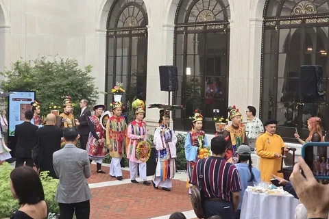 La actuación de trajes imperiales de la dinastía Nguyen (1802-1945) en el evento (Fuente: VNA)