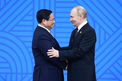 El presidente ruso, Vladimir Putin (derecha), presidente del BRICS 2024, recibe al primer ministro Pham Minh Chinh. (Foto: VNA)