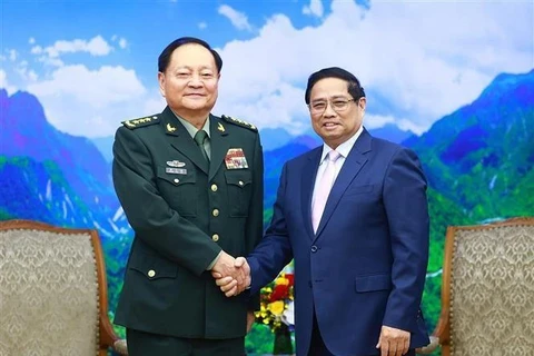 El primer ministro Pham Minh Chinh (derecha) y el vicepresidente de la Comisión Militar Central de China, el coronel general Zhang Youxia. (Foto: VNA)