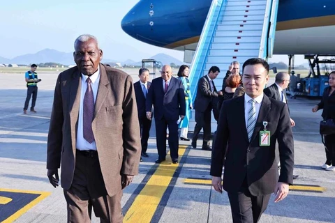 Ceremonia de bienvenida al presidente de la Asamblea Nacional del Poder Popular de Cuba, Esteban Lazo Hernández, en el aeropuerto internacional de Noi Bai (Foto: VNA)