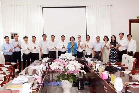 Los funcionarios de Ninh Thuan y la delegación del Banco Mundial posan para una foto grupal en la reunión del 2 de noviembre. (Foto: VNA)