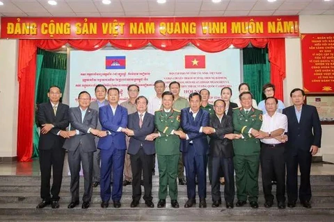 El Comité Directivo para la búsqueda, recolección e identificación de los restos de los soldados caídos de la provincia de Tay Ninh firmó un acuerdo para coordinar la búsqueda y repatriación de los restos de los mártires durante la estación seca 2024-2025 con los comités especializados de cinco provincias de Camboya. (Foto: VNA)