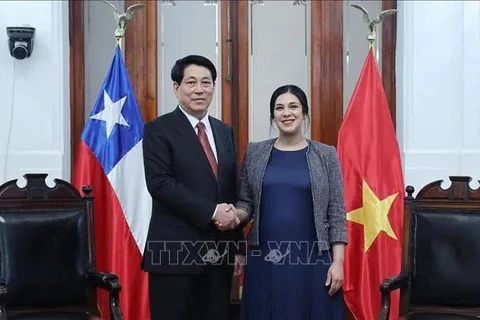 El presidente de Vietnam, Luong Cuong, (I) se reúne con la presidenta de la Cámara de Diputadas y Diputados de Chile, Karol Cariola. (Fuente: VNA)