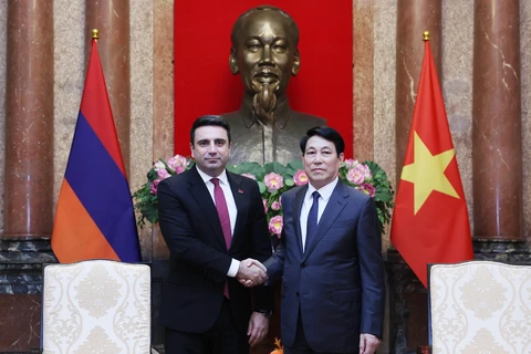 El presidente de Vietnam, Luong Cuong, (derecha) y el titular de la Asamblea Nacional de Armenia, Alen Simonyan. (Fuente: VNA)