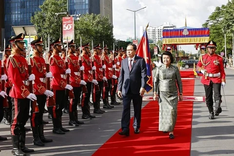 La presidenta de la Asamblea Nacional de Camboya, Samdech Khuon Sudary (derecha), preside una solemne ceremonia de bienvenida para el presidente de la Asamblea Nacional, Tran Thanh Man. (Foto: VNA)