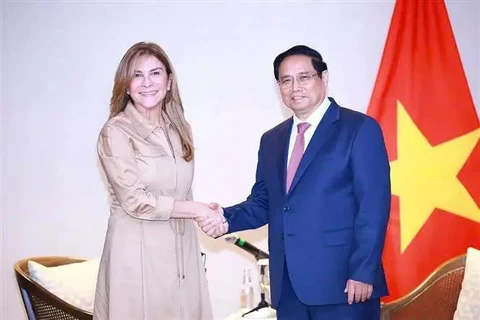 El primer ministro vietnamita, Pham Minh Chinh (d), recibe a Carolina Mejía, secretaria general del gobernante Partido Revolucionario Moderno (PRM) y alcaldesa de Santo Domingo. (Foto: VNA)