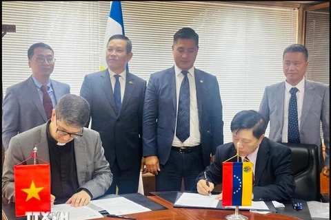 Delegados en la ceremonia de firma (Foto: VNA)