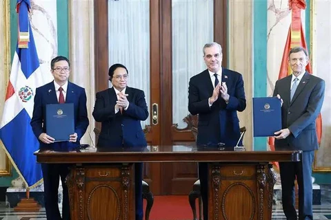 El primer ministro Pham Minh Chinh y el presidente de República Dominicana, Luis Abinader Corona, presenciaron la firma del Memorando de Entendimiento entre la Academia Diplomática de Vietnam y la Academia Diplomática de República Dominicana. (Foto: VNA)