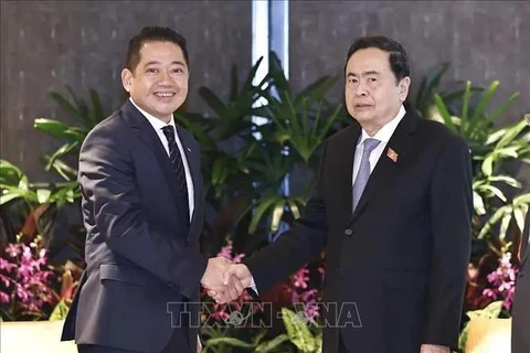 El presidente de la Asamblea Nacional de Vietnam, Tran Thanh Man (derecha) y Kevin Chng, director financiero del Grupo Keppel. (Fuente: VNA)