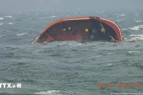 The capsized MT Terra Nova oil tanker off Manila Bay on July 25 (Photo: MSN/VNA)