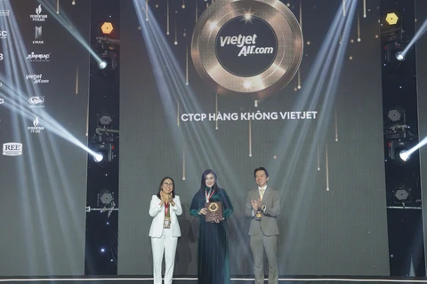 Ho Ngoc Yen Phuong (C), member of the Board of Directors, Depyty CEO of Vietjet, receives the award honouring the top 50 best listed companies in 2024 by Forbes magazine (Photo: Vietjet)