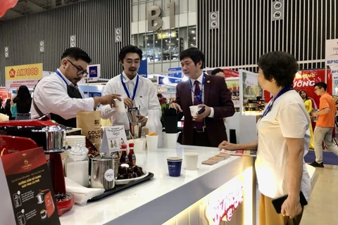 Visiteurs au Salon international du papier et de l'emballage du Vietnam. Photo: VNA