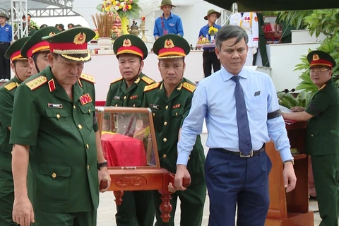 Quang Binh : Inhumation des restes de 16 soldats volontaires et experts vietnamiens tombés au Laos . Photo: VNA