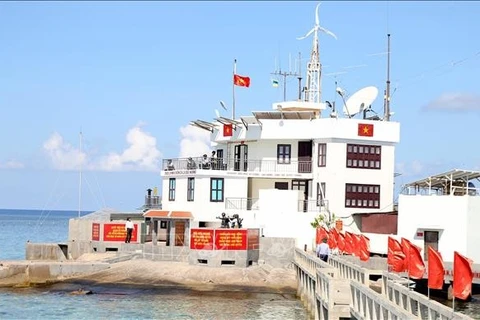 Le drapeau national sacré à Truong Sa 